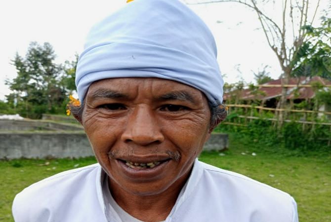 Pantang Pakai Perhiasan dan Bersuara Saat Masuk Pura