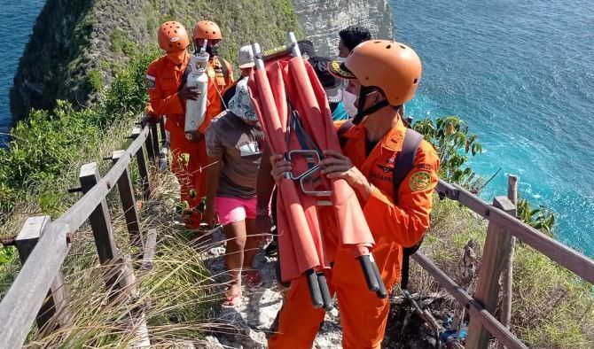 Bermain Ombak di Pantai Klingking, Dua Orang Terseret Arus