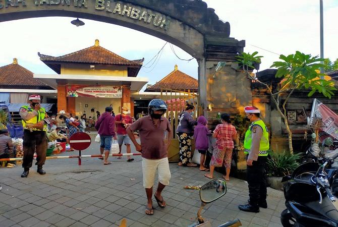 Cegah Covid-19, Polsek Blahbatuh Beri Imbauan Prokes di Pasar Yadnya