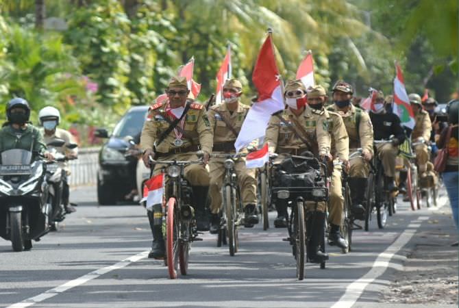 Semarak 17 Agustus, Mulai dari Gowes Sepeda Onthel hingga Lepas Tukik