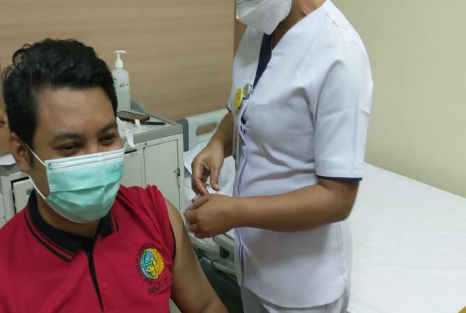 Vaksinasi Dosis Ketiga Sasar 4.087 Nakes di RSUP Sanglah