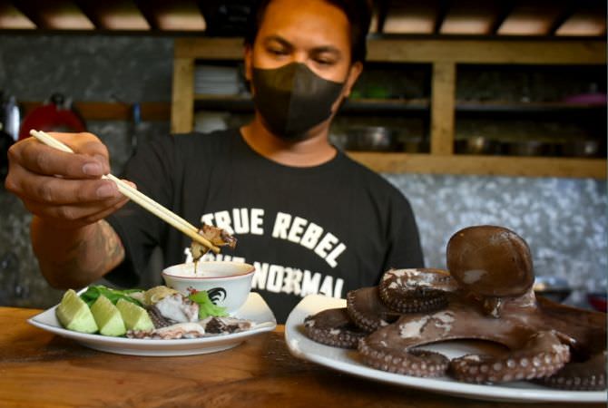 Warung D’Teba Jeger Tawarkan Menu Unik Rujak Gurita