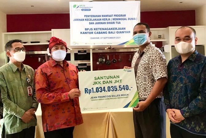 BPJamsostek Serahkan Santunan Kematian Rp 1,034 Miliar kepada TKA