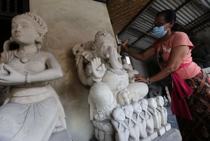 Dulunya Digemari Turis, Kini Penjualan Patung Batu Turun 90 Persen