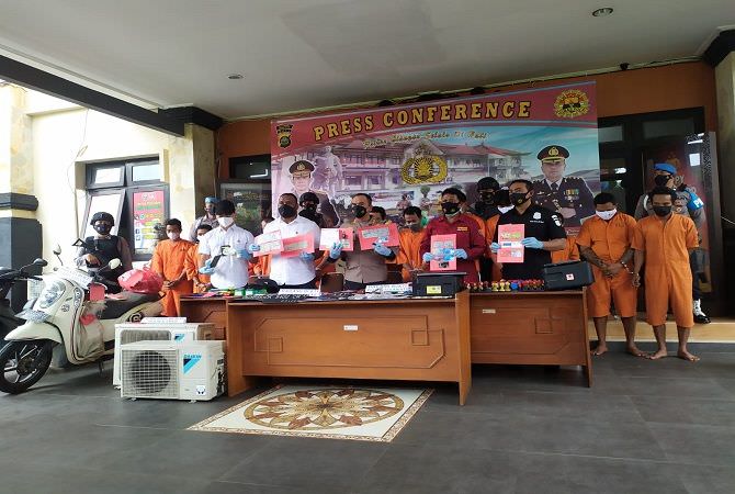 Gelapkan Mobil Rental dan Buat STNK Palsu, Empat Orang Pelaku Dibekuk