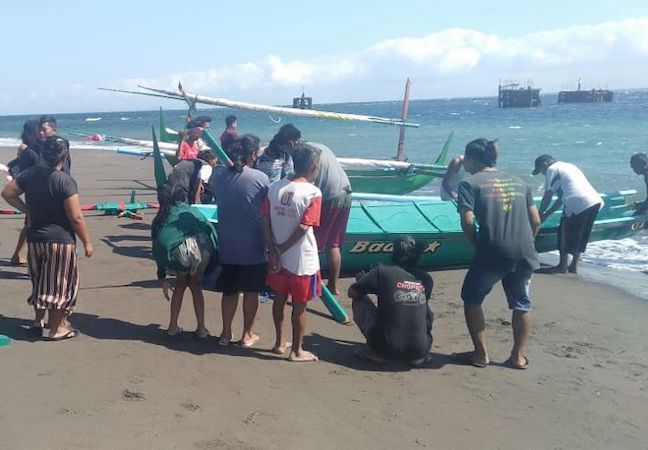 Katir Patah Diterjang Ombak, Jukung Terbalik di Selat Bali