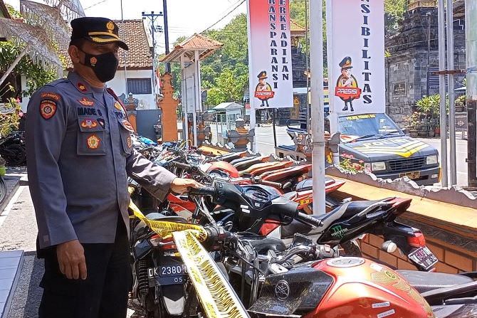 Kelabui Petugas, Puluhan Motor Bodong Ditutup dengan Kasur