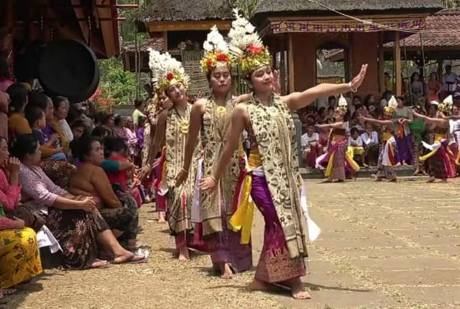 Penari Lalui Ritual Khusus, Ditarikan Para Daa