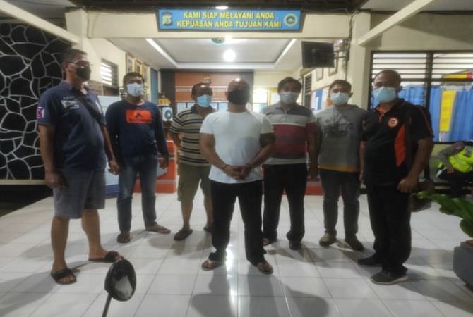 Tagihan Reparasi Membengkak, Kostumer Tinju Tukang Servis Ponsel