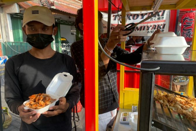 Cangkangnya Bisa Dimakan, Eka Jual Cemilan Kepiting Harga Kaki Lima