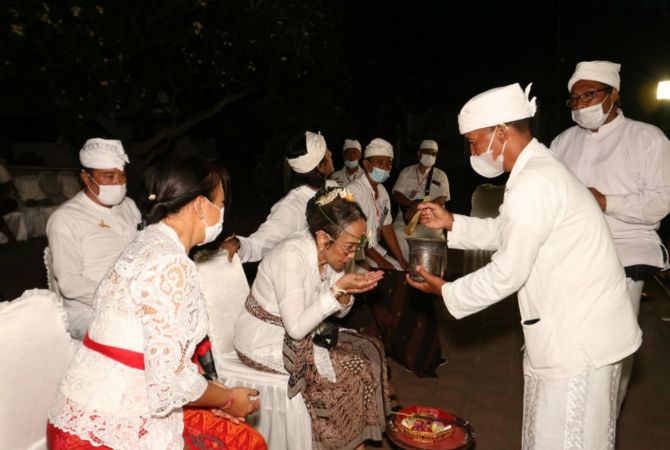 Jelang Sudhi Wadani, Sukmawati Jalani Ritual Melukat di Segara Lovina