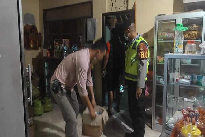 Puluhan Liter Arak Disita Polisi dari Sebuah Warung di Sukawati