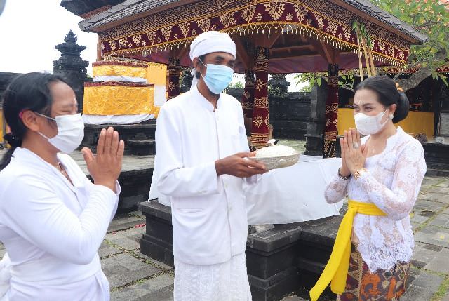Ilustrasi  sikap tangan umat Hindu (kanan dan kiri) yang biasa saat mengucapkan Om Swastyastu.