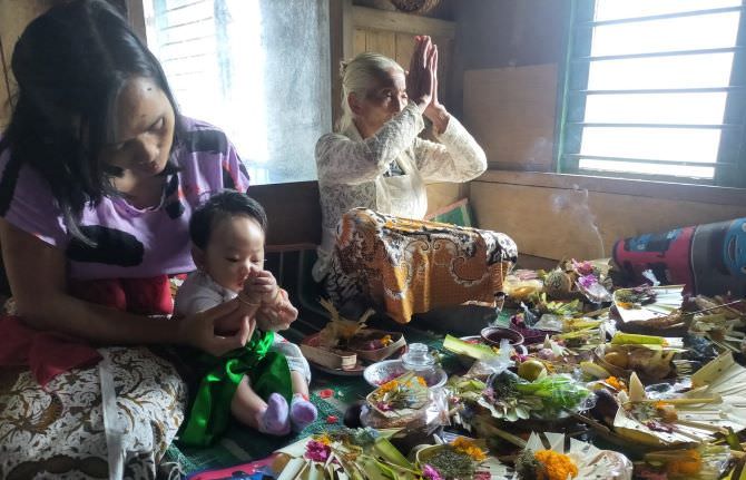 Rayakan Galungan Pertama, Bayi di Selulung Dapat Jotan Banten
