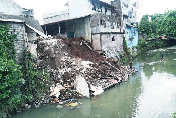 Sempadan Sungai Jebol, Garase Warga Ambruk