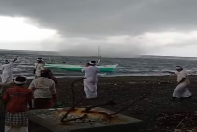 Viral, Ucur-Ucur Ngamuk di Pinggir Pantai Kubutambahan