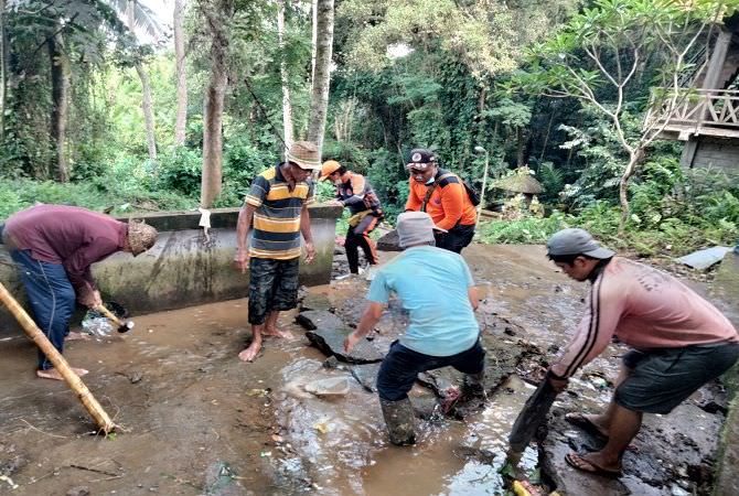 Gorong-Gorong Pura Taman Beji Jebol, Akses Jalan Terganggu