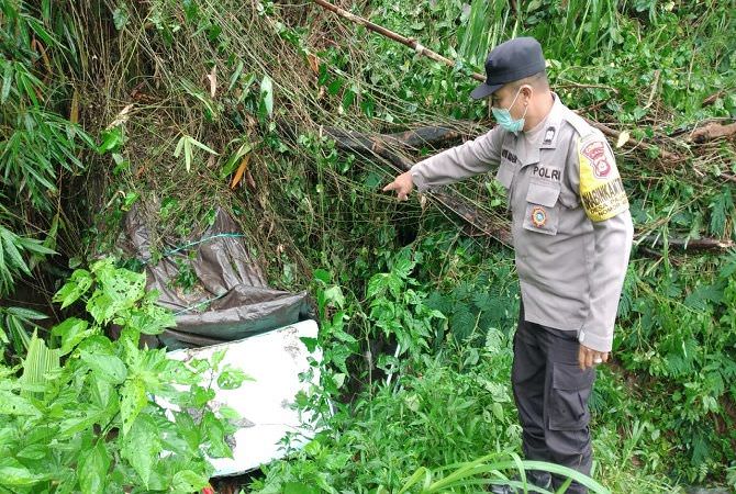 Pikap Putih Nyemplung ke Jurang, Pengemudinya Tidak Ditemukan