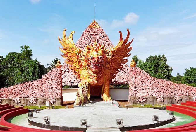 Sisi Mistis Patung Singa Ambara Raja, Kencing Sembarangan Bisa Sakit