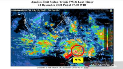 ILUSTRASI : Citra satelit Bibit Siklon 97S di Laut Timor, Jumat (24/12/2021).
