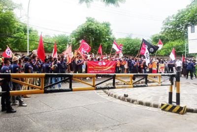 DEMO: Karyawan berjumlah ratusan lengkap membawa spanduk, bendera hingga poster saat menyampaikan aspirasi di depan Hotel The Royal Seminyak.