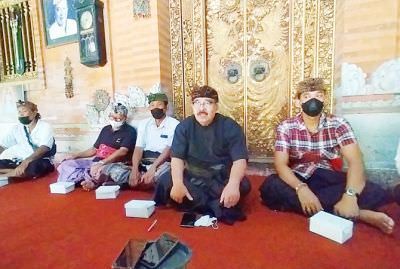 PELEBON: Ketua Umum Warga Ageng Pemecutan, AA Ngurah Rai Sudarma di Puri Pemecutan, Senin (27/12) memberikan penjelasan didampingi putra mendiang Cokorda Pemecutan XI.