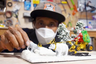 INDAH: Boy saat menunjukan diorama dengan konsep natal.