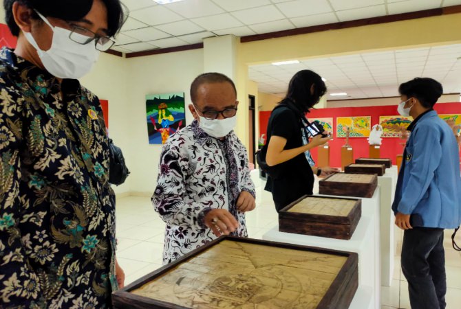 PAMERAN : Karya pameran seni rupa Artifacts. (Dian Suryantini/Bali Express)