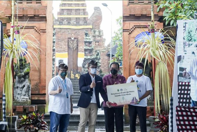 LUNCURKAN : Ridwan Kamil saat meluncurkan program MESRA di kawasan Pasar Badung, Selasa (18/1). (Agung Bayu/Bali Express)