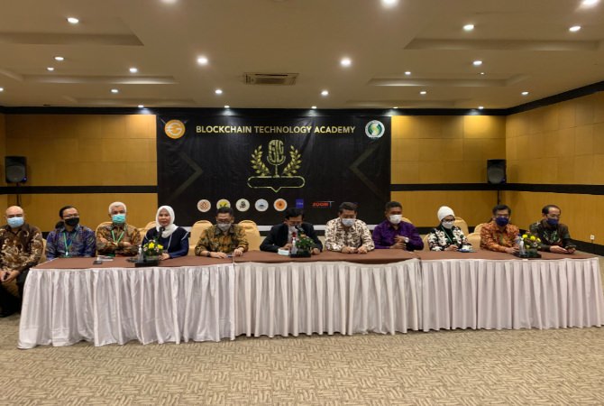 USULAN: Perwakilan Profesor, Guru Besar, dan Rektor dalam press conference usai Seminar Nasional dan Focus Group Discussion Teknologi Blockchain Academy pada Sabtu (22/1) di Hotel Aston Denpasar, Bali. (Rika Riyanti/Bali Express)