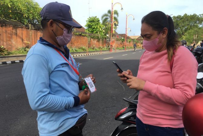 NON TUNAI : Situasi di parkir Alun-alun Gianyar yang menggunakan sistem digital, Minggu (30/1). (ISTIMEWA)