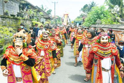 DIANTAR: Pelebon maestro Topeng Tugek I Gusti Ngurah Windia diantar seniman topeng.