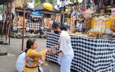 SEMBAHYANG: Suasana persembahyangan di Pura Taman Ganter, Mengwi.