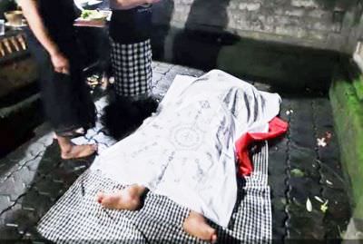 TANPA IZIN: Aksi watangan matah atau bangke matah layaknya pagelaran calonarang yang dilakukan kelompok spiritual Taksu Rudra Bhairawa di Pura Melanting Padang Galak, Kesiman yang akhirnya dibubarkan.