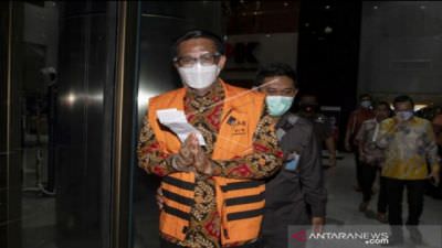 TAHANAN : Terdakwa Gubernur Sulsel nonaktif Nurdin Abdullah (kiri) berjalan menuju mobil tahanan, usai mengikuti sidang putusan yang digelar secara telekonferensi oleh Pengadilan Negeri Tindak Korupsi (Tipikor) Makassar di Gedung Merah Putih KPK, Jakarta.