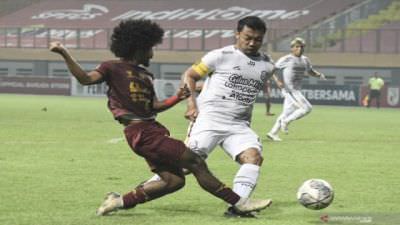 HALAU : Pemain RANS Cilegon Hamka (kanan) menghalau tendangan pemain Sriwijaya Rusni (kiri) pada lanjutan babak 8 besar Liga 2 Indonesia di Stadion Wibawa Mukti, Cikarang, Bekasi, Jawa Barat, Rabu (22/12/2021).