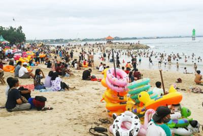 RAMAI: Kondisi Pantai Sanur kemarin sore benar – benar ramai, walaupun Pemkot Denpasar mengharapkan warga menghindari kerumunan karena varian Omicron sudah masuk Indonesia.