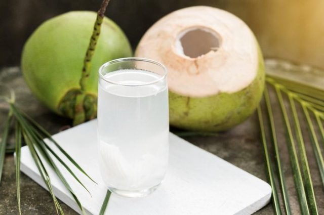 EFEKTIF: Air kelapa dicampur sereh paling efektif mengobati pasien terkena cetik kerikan gangsa. (istimewa)