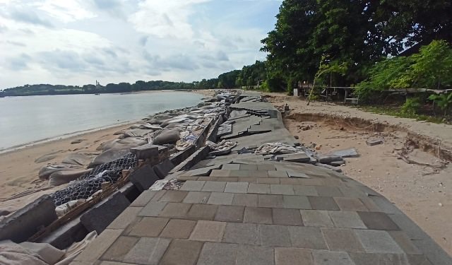 MEMPERIHATINKAN: Kondisi Pantai Selagan Nusa Dua yang rusak parah akibat abrasi. (istimewa)