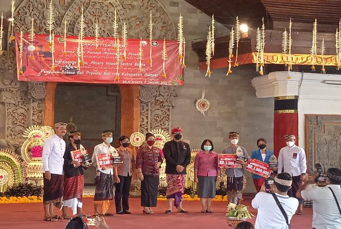 JUARA : Wakil Bupati Gianyar Anak Agung Gde Mayun saat menyerahkan hadiah kepada juara Lomba Film Pendek Mebasa Bali di Balai Budaya Gianyar, Selasa (11/1). (Humas Pemkab Gianyar for Bali Express)