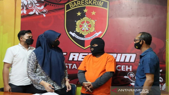 PERKOSA : Terduga pelaku pemerkosa dan pelecehan seksual terhadap anak tirinya berinisial SB (baju oranye) saat ditanyai oleh kepolisian, di Mapolresta Banda Aceh, Kamis (6/1/2022). Antara/HO/Humas Polresta Banda Aceh