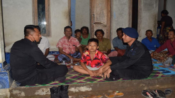 DISERAHKAN : Faris (tengah) saat diserahkan kepada keluarga oleh anggota brimob Polres Lombok Tengah yang melakukan penjagaan di Sirkuit Mandalika. Antara/Humas Polres Lombok Tengah
