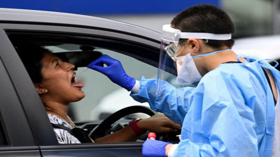 TES : Seorang warga menjalani tes virus corona di pusat pengujian di Sydney, Australia, Rabu (5/1/2022). Antara/Reuters/Jaimi Joy