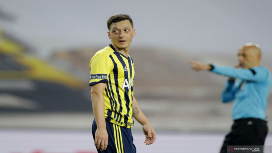 TURKI : Mesut Ozil saat ini bermain untuk klub Turki Fenerbahce sejak meninggalkan Arsenal Januari 2021. Antara/Reuters/Kenan Asyali