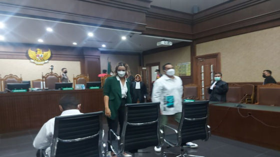 PUTUSAN : Nia Ramadhani bersama suaminya Ardi Bakrie serta sopirnya Zen Vivanto menjalani sidang putusan yang digelar di Pengadilan Negeri Jakarta Pusat, Selasa (11/10/2022). Antara/Mentari Dwi Gayati