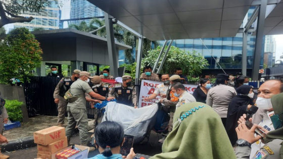 PRUDENTIAL : Polres Metro Jakarta Selatan mengevakuasi 16 nasabah yang menggelar aksi unjuk rasa selama tiga hari berturut-turut di depan gedung Prudential Tower di Jalan Setiabudi Raya, Jakarta Selatan, Rabu, (19/1/2022). Antara/HO-Pokja Jakarta Selatan