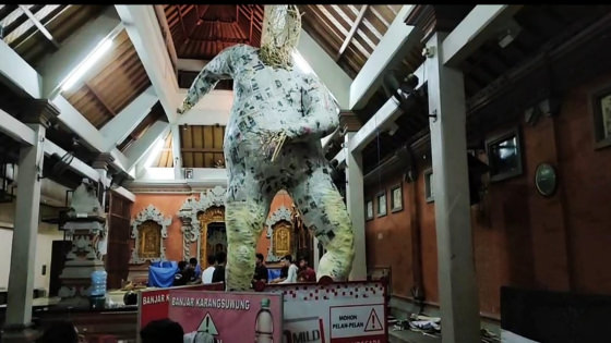 JUMBO: Ogoh-Ogoh bertema Raja Bedahulu sudah berdiri gagah, namun masih dalam proses pengulatan di beberapa bagian.I Gede Paramasutha