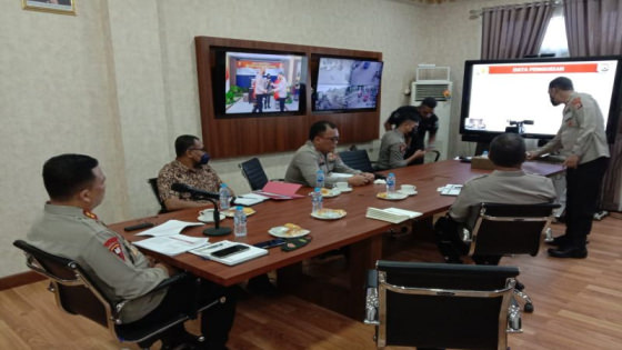 SITUASI : Suasana saat video conference Kapolda Maluku dengan Menteri Koordinator Bidang Politik, Hukum dan Keamanan (Menko Polhukam) RI, Mahfud MD, terkait situasi dan kondisi terkini setelah bentrok antarkampung Pelauw-Kariuw.