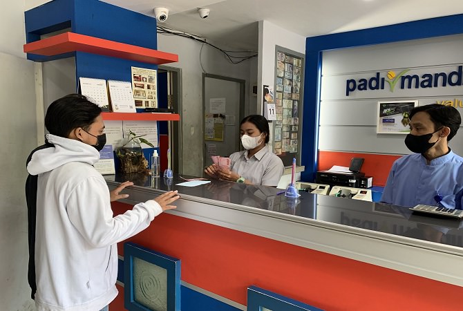 TIARAP: Salah satu usaha money changer, Padi Mandiri Valuta Money Changer Bali, Jalan Danau Tamblingan, Sanur, Selasa (11/1). (Rika Riyanti/Bali Express)