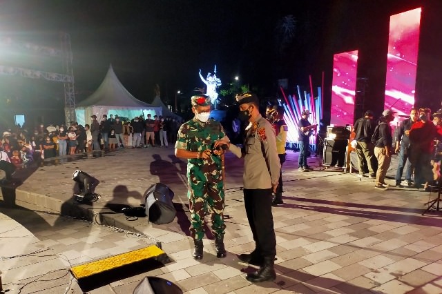 DIHENTIKAN: Dandim 1626/Bangli Letkol I Gede Putu Suwardana bersama Kapolres Bangli AKBP I Dewa Agung Roy Marantika menghentikan konser musik pembukaan alun-alun, Rabu (12/1) malam. (Istimewa)
